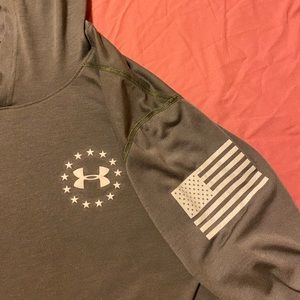 LARGE UNDERARMOUR LIGHT SWEATER